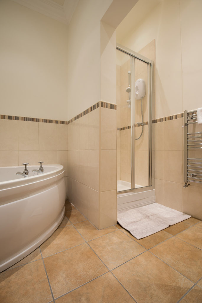 short term holiday home - 2 bedroom apartment durham city centre bathroom