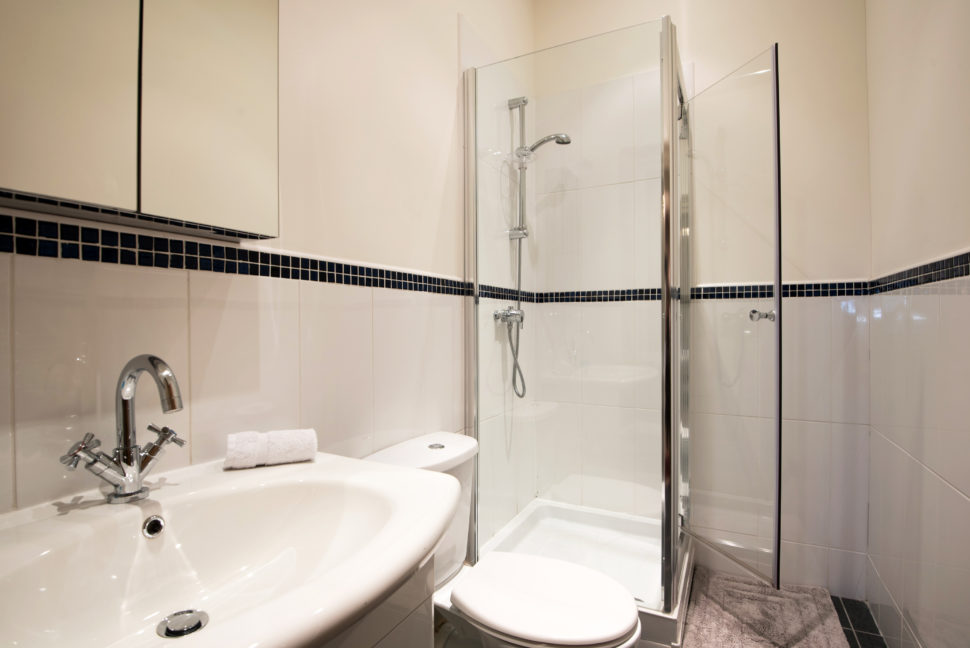 short term holiday home - 2 bedroom apartment durham city centre shower room