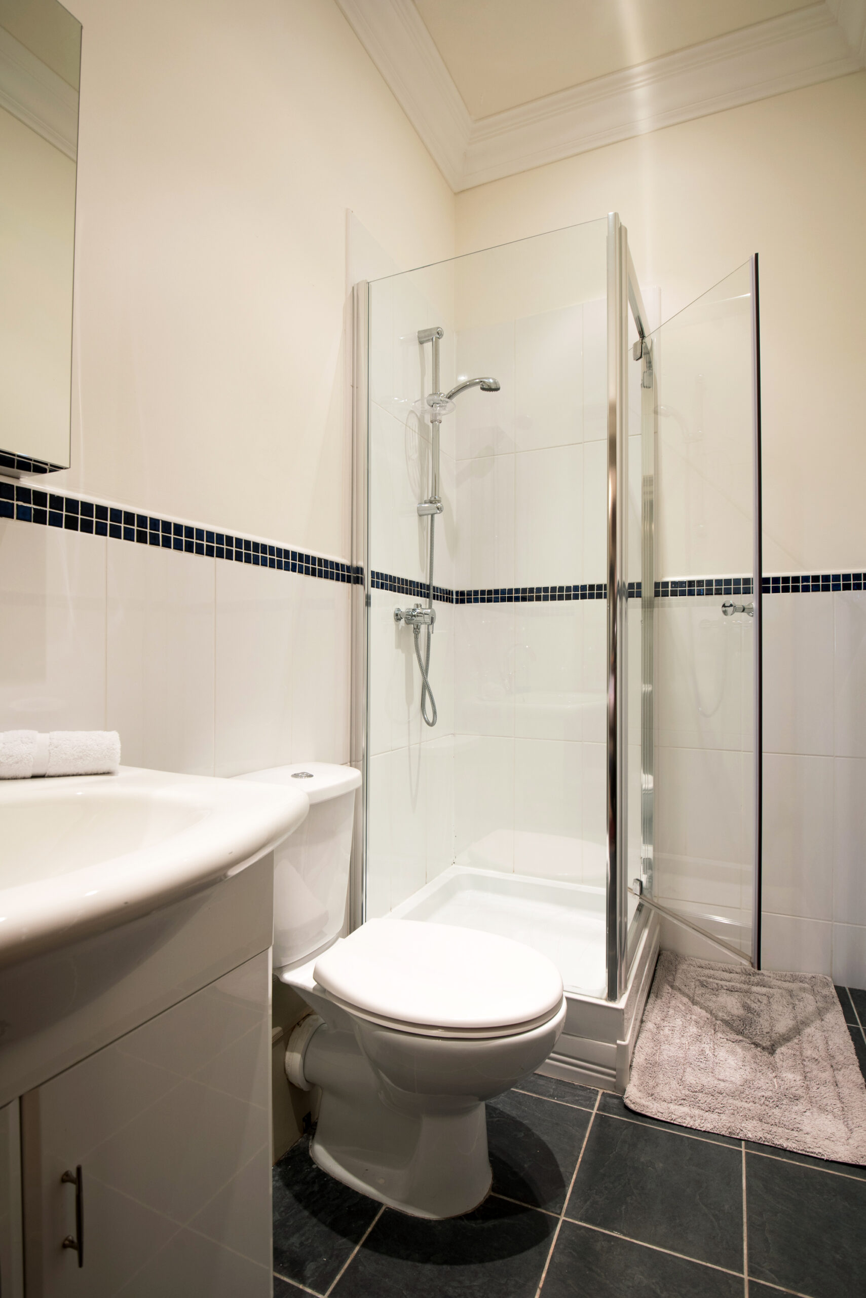 short term holiday home - 2 bedroom apartment durham city centre shower room