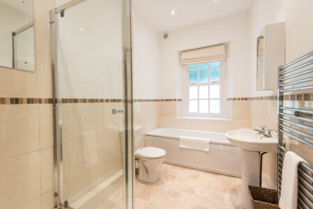 contractor short stay rental - 2 bedroom apartment durham bath and shower room