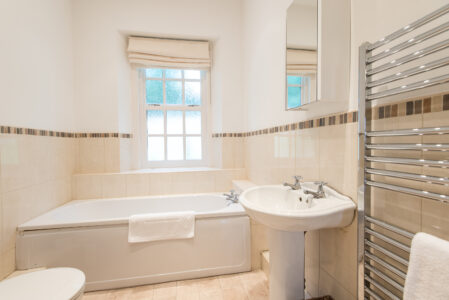 contractor short stay rental - 2 bedroom apartment durham bath and shower room