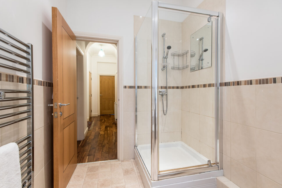 contractor short stay rental - 2 bedroom apartment durham bath and shower room