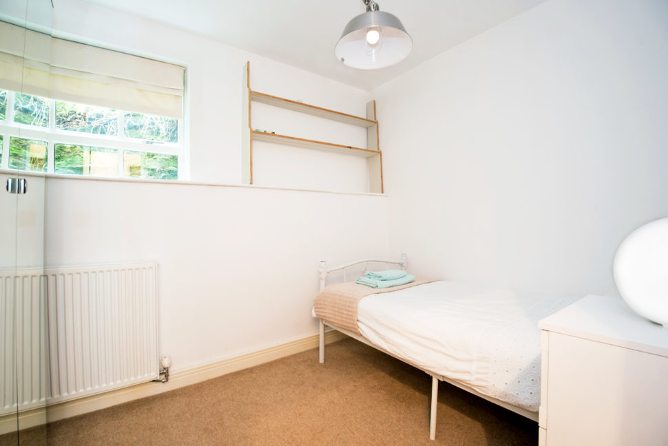 short term holiday let - 2 bedroom apartment durham single bedroom