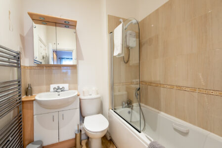 5 bedroom holiday rental durham bathroom