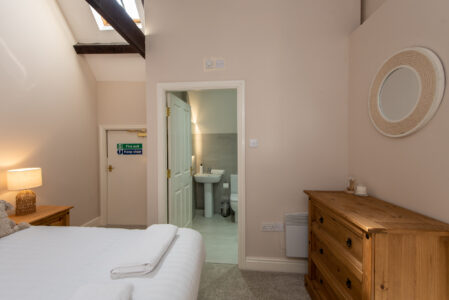 Short term corporate rental - Durham City Centre 2 Bedroom Apartment double bedroom