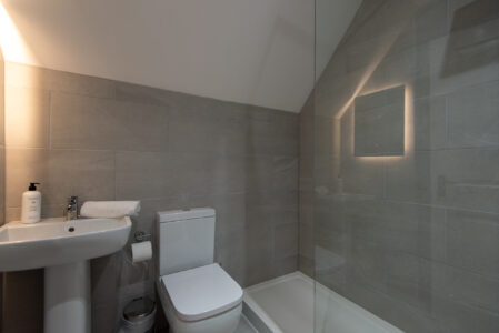 Short term corporate rental - Durham City Centre 2 Bedroom Apartment shower room