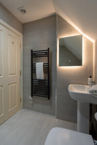 Short term corporate rental - Durham City Centre 2 Bedroom Apartment shower room