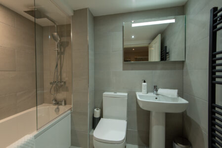 Short term corporate rental - Durham City Centre 2 Bedroom Apartment bathroom