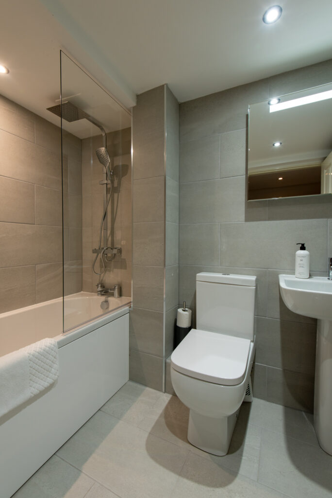 Short term corporate rental - Durham City Centre 2 Bedroom Apartment bathroom