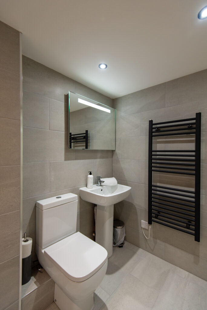 Short term corporate rental - Durham City Centre 2 Bedroom Apartment bathroom