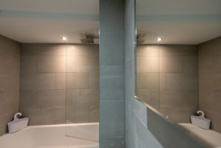 Short term corporate rental - Durham City Centre 2 Bedroom Apartment bathroom