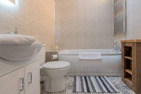 holiday rental durham - 3 bedroom cottage bathroom