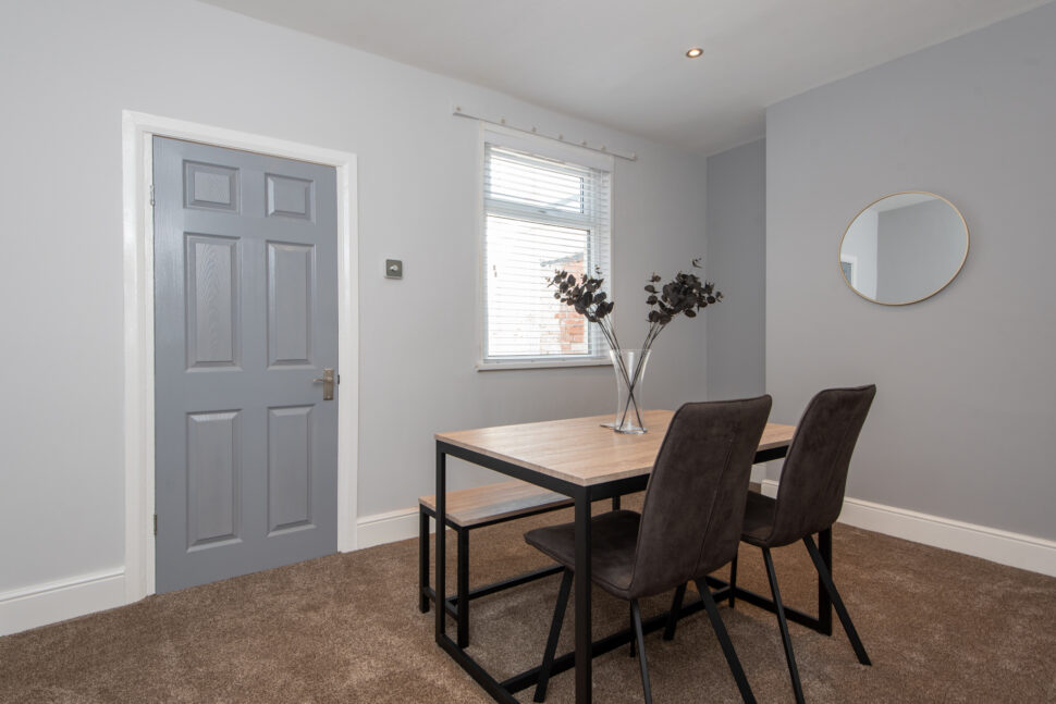 Short term lettings - fully equipped dining room