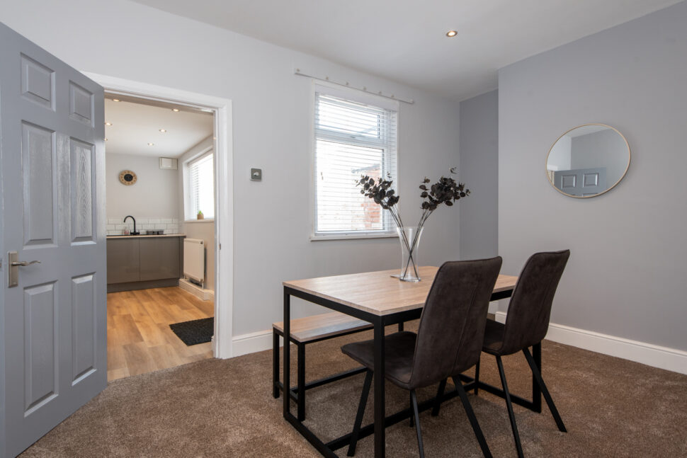 Short term lettings - fully equipped dining room