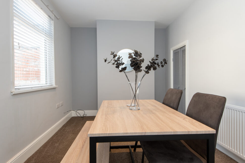 Short term lettings - fully equipped dining room