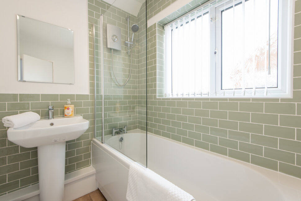 Short term lettings - fully equipped shower bathroom