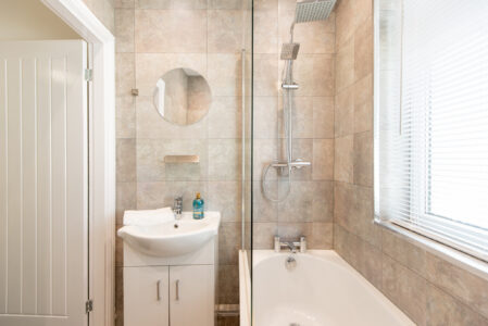 Short term rental - fully equipped shower bathroom