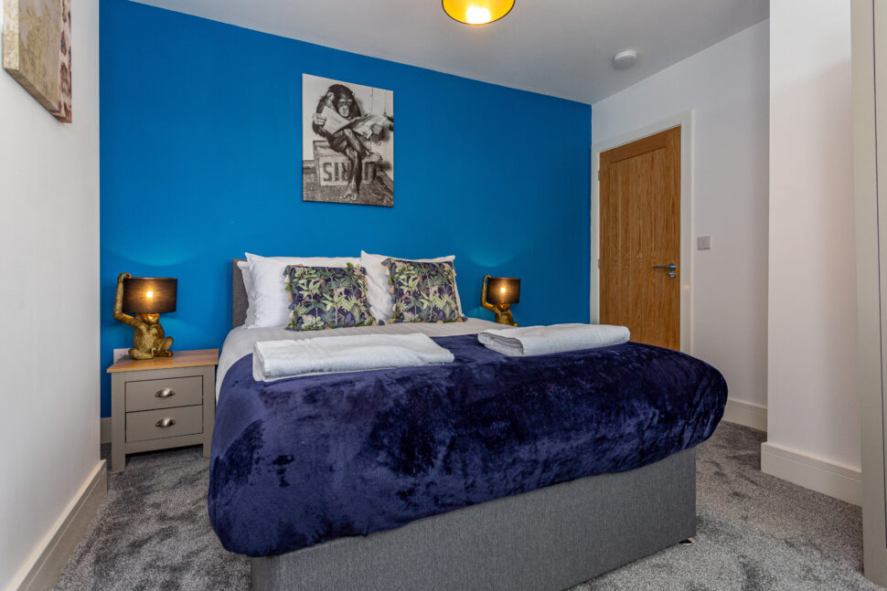 Blue king bedroom with exotic animal accessories